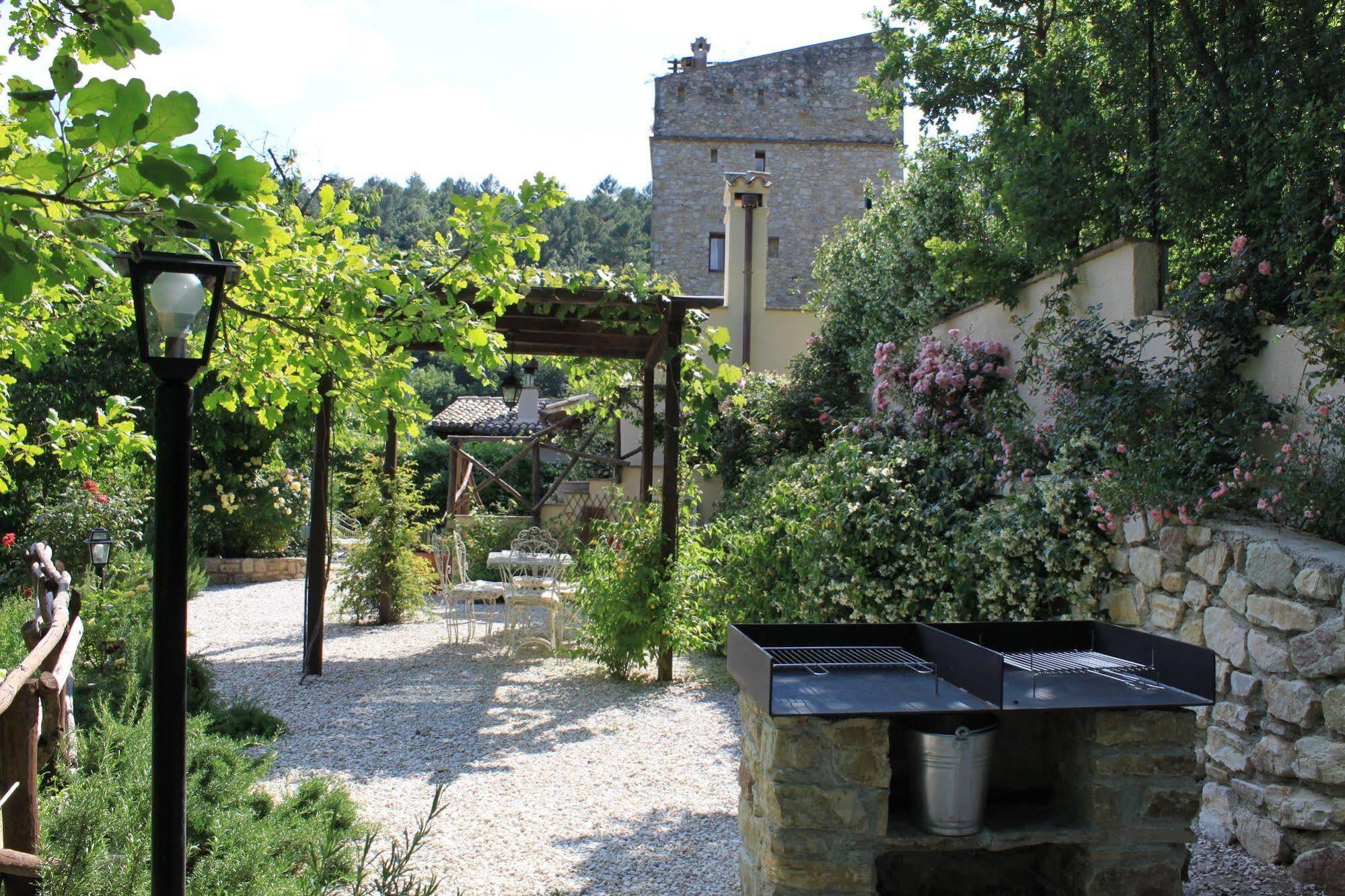 Gasthaus Torre Del Falco Spoleto Exterior foto
